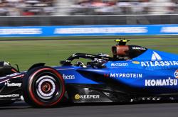 开云体育在线-梅赛德斯绝杀红牛车队，塞恩斯统治全场的简单介绍