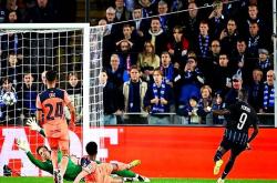 开云体育平台APP-巴萨遭遇惊险失利，状态令人担忧