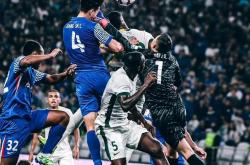 开云体育app-激情碰撞：球员场上互不相让