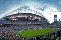 开云体育入口-赛道与球场的双重奏鸣，当湖人翻盘勇士，伦纳德在F1赛道接管年度争冠