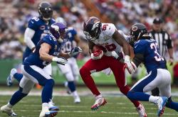 开云体育官网-当巴黎的经纬线被喀麦隆的斧刃劈开，巴斯托尼如何用一场比赛重新定义防线摧毁