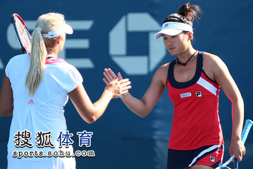 战术配合默契，轻松击败对手