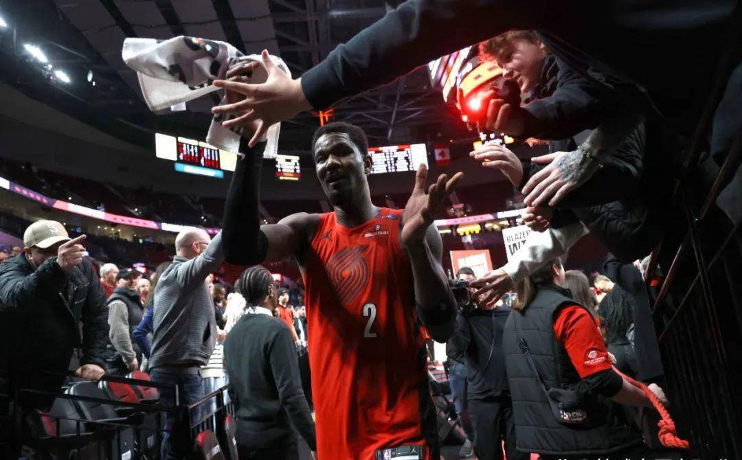 澳大利亚男篮鏖战湖人，艾顿制霸全场