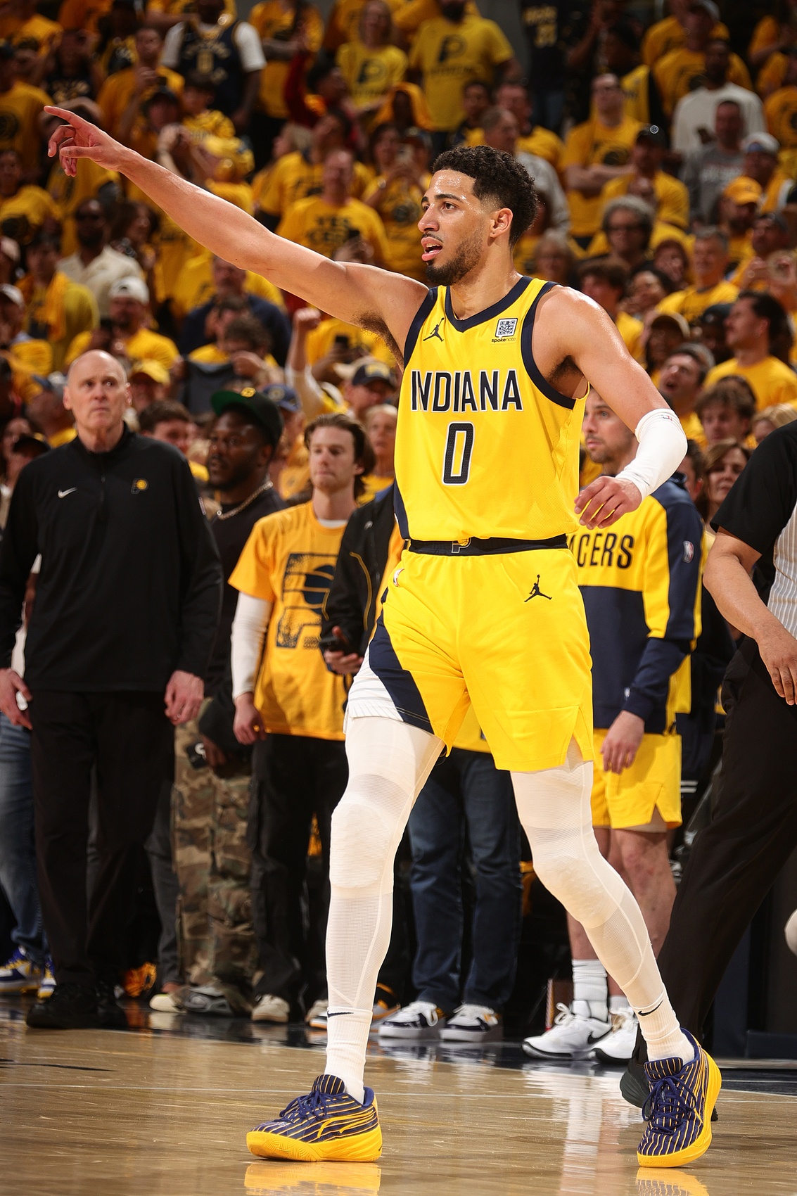 掘金翻盘步行者，克莱爆发神勇的简单介绍