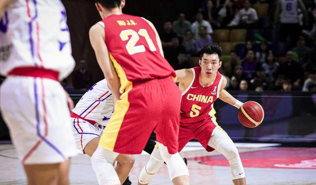 包含贵州男篮在比赛中夺取胜利，球员表现亮眼的词条