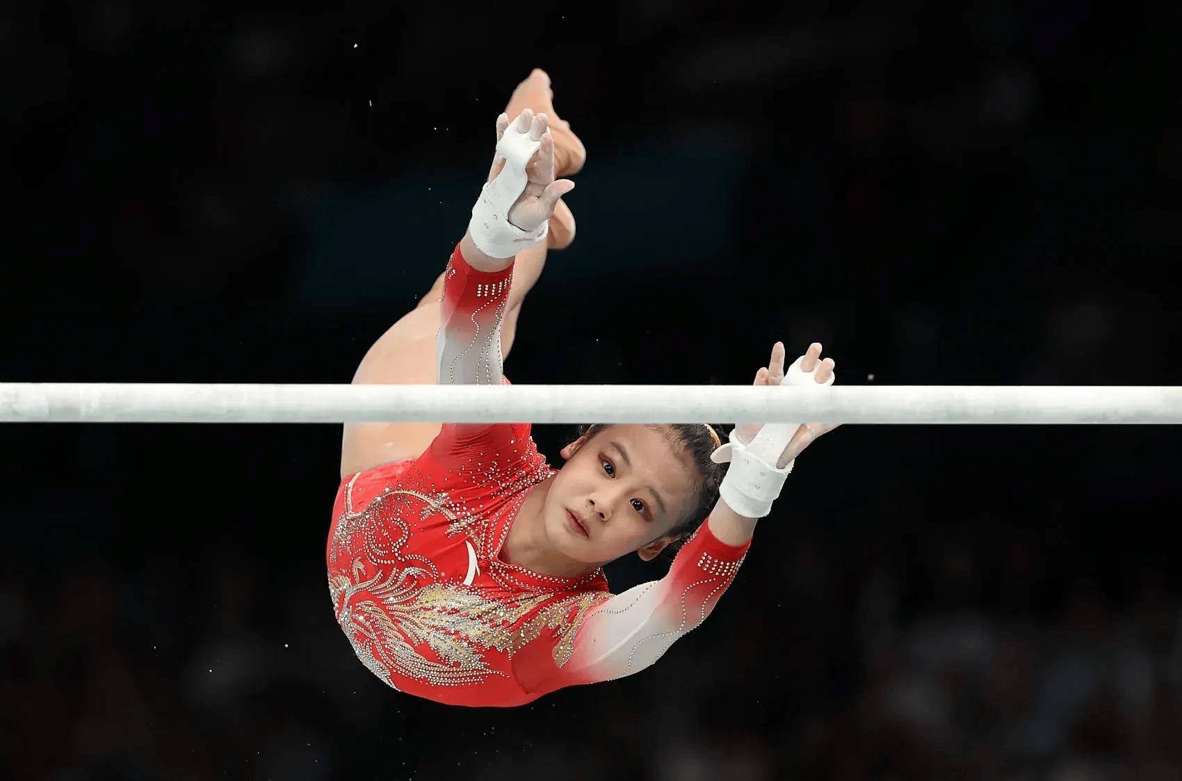 女子体操冠军闪耀，登上最高领奖台