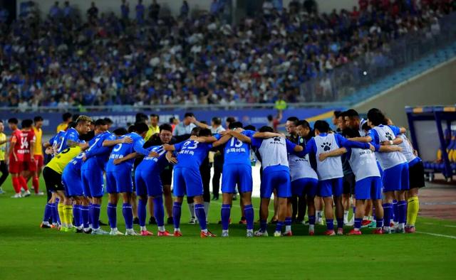 场上对手激烈较量，赛场掀起热潮