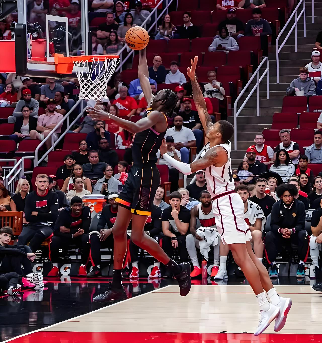 篮球狂热者争相观看，气氛火爆！的简单介绍