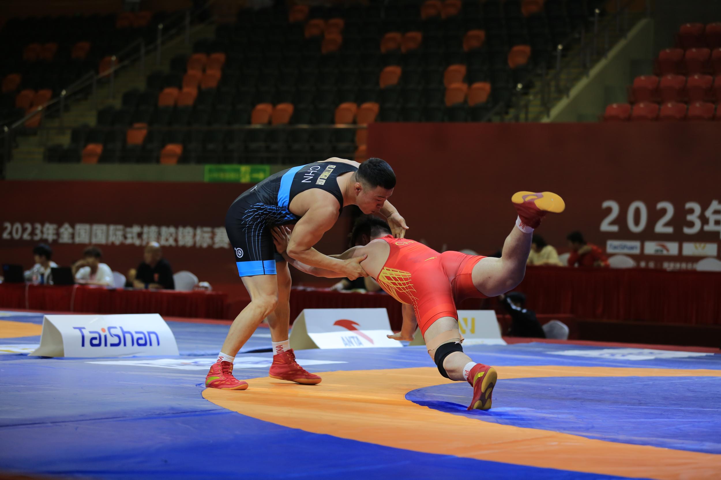 摔跤比赛场面混战，俄罗斯选手勇夺冠军的简单介绍