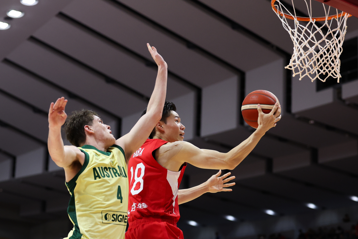 精湛的篮球技巧展现出球员们的实力！