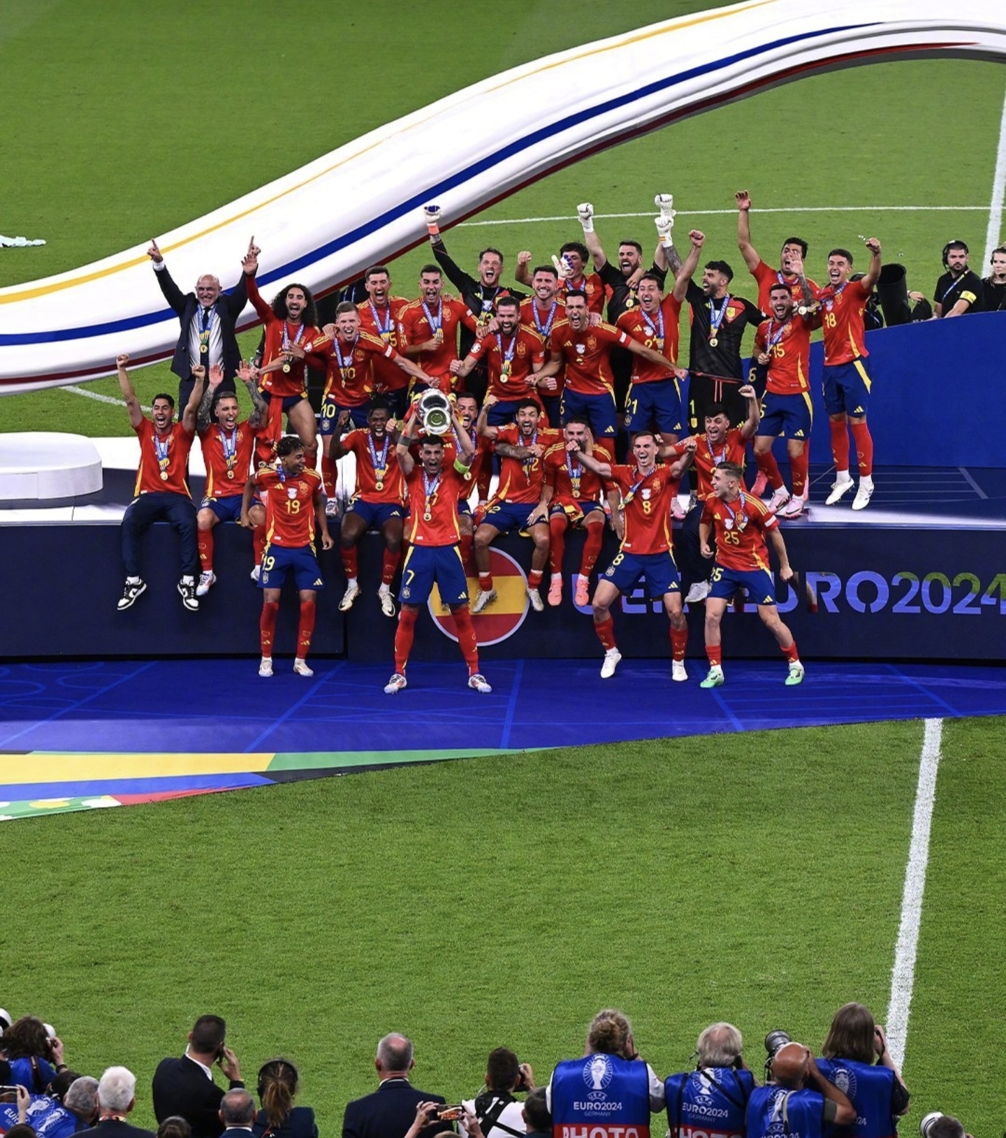 关于世界级足球赛事，观众热情支持的信息