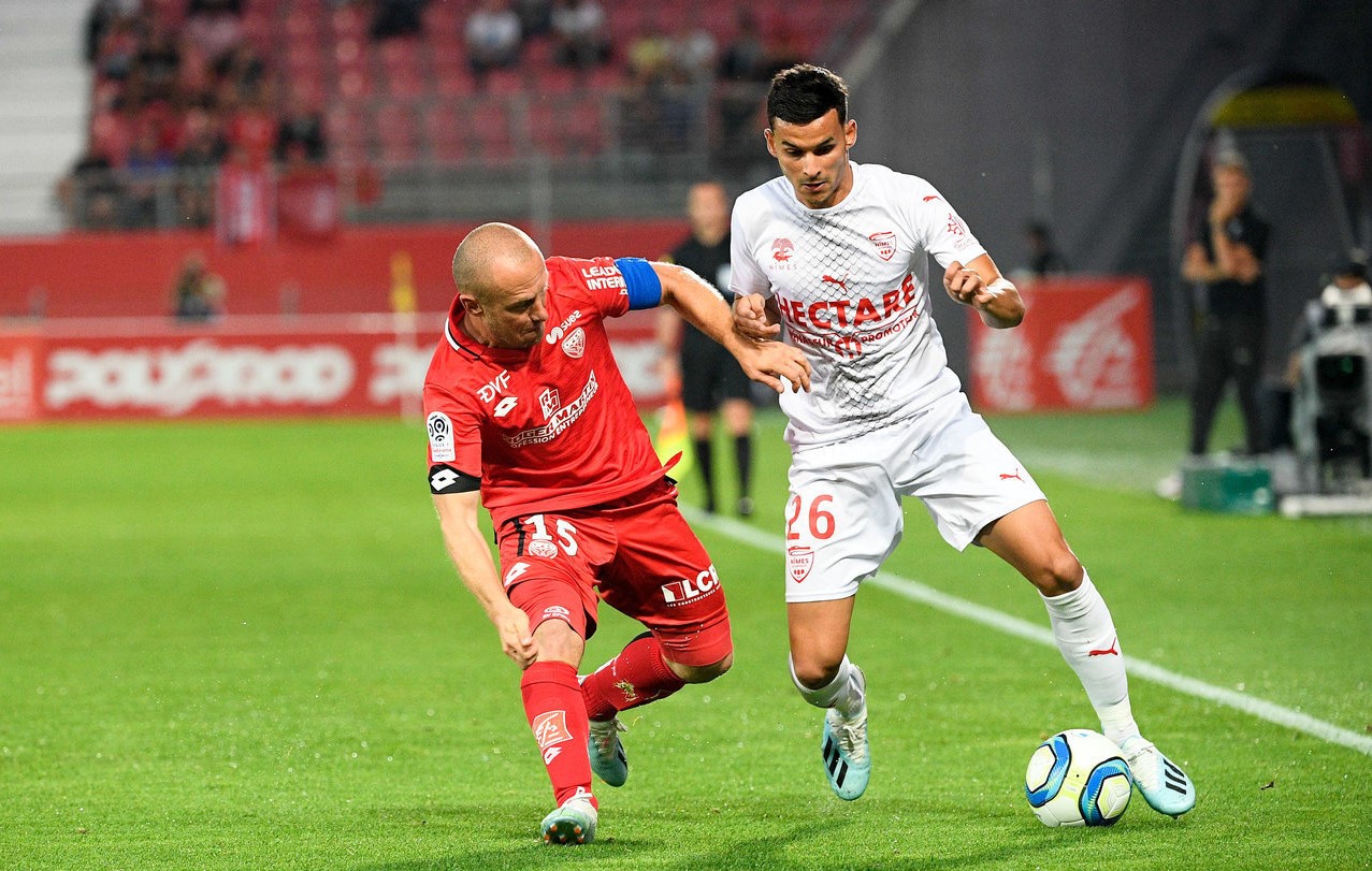 尼姆客场抵挡住对手攻势，保持不败