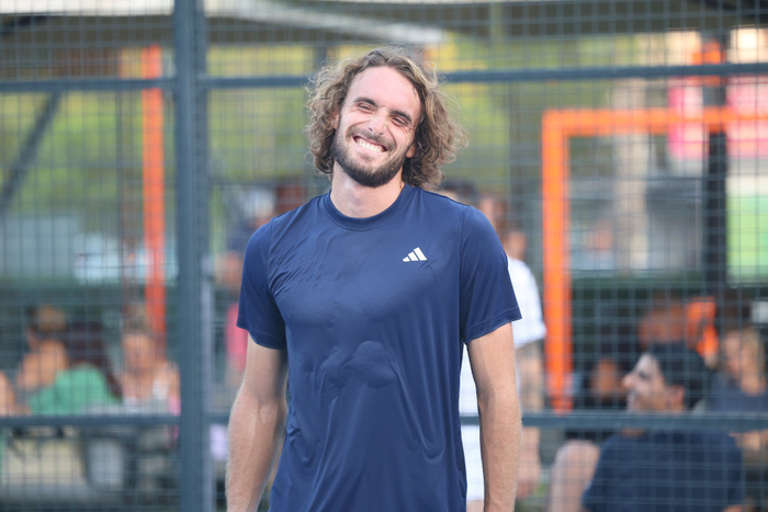 包含美国网球队横扫德国网球队，西西帕斯制霸全场的词条